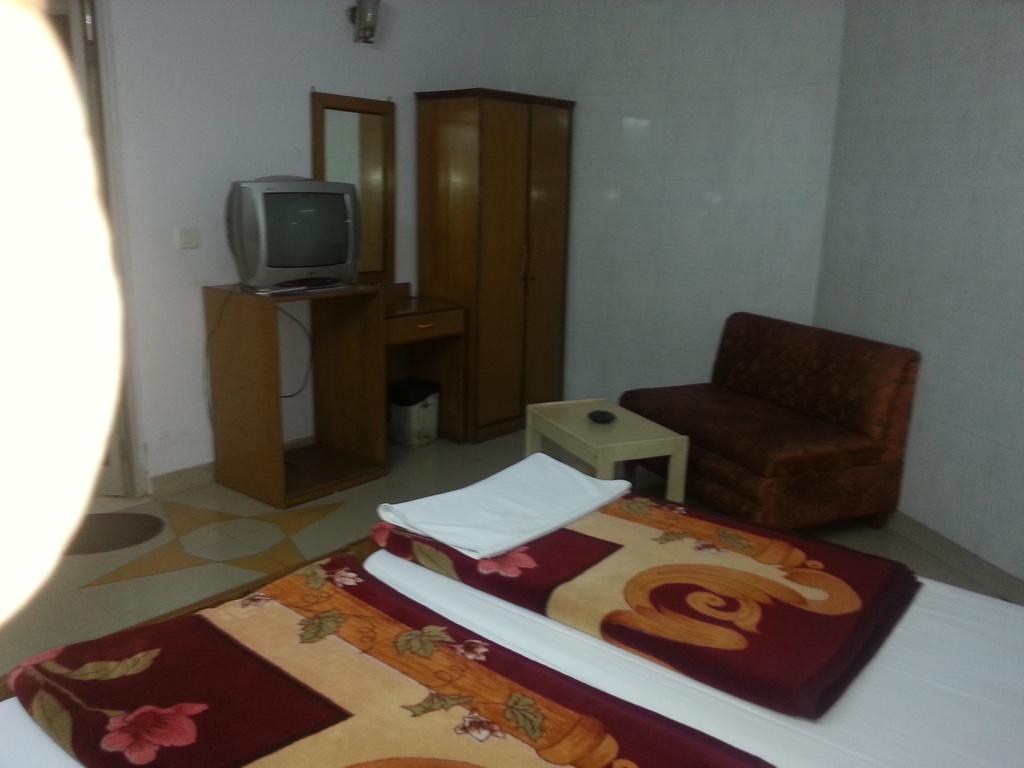 Hotel Royale Paradise Noida Buitenkant foto